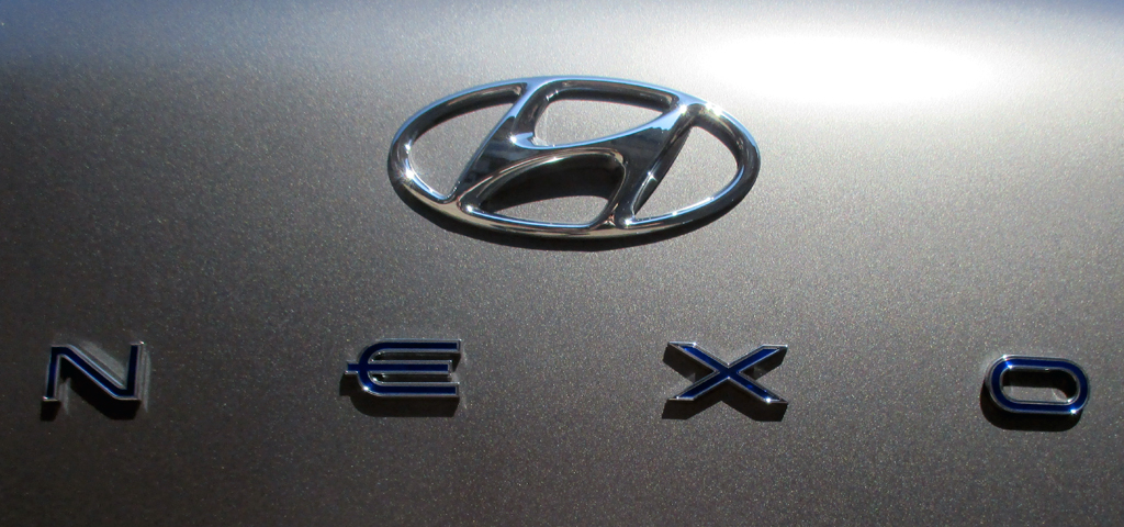 Hyundai Nexo: Markenlogo und Modellschriftzug am Heck.