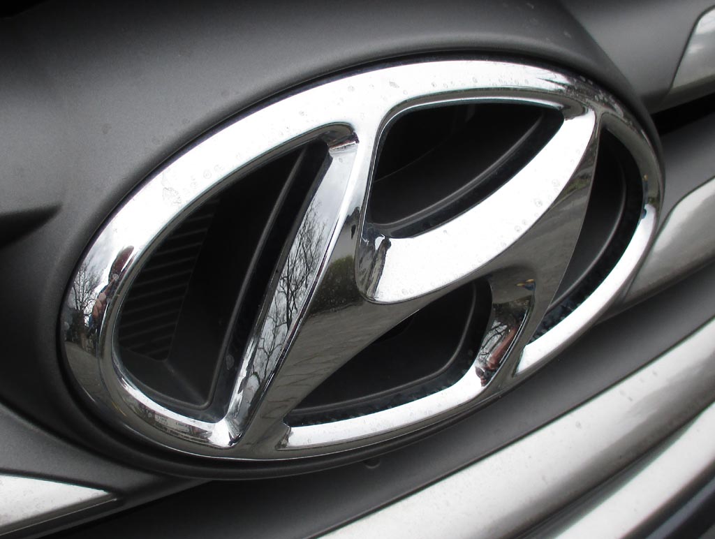 Hyundai Santa Fe: Das Markenlogo prangt vorn groß im Kühlergrill,
