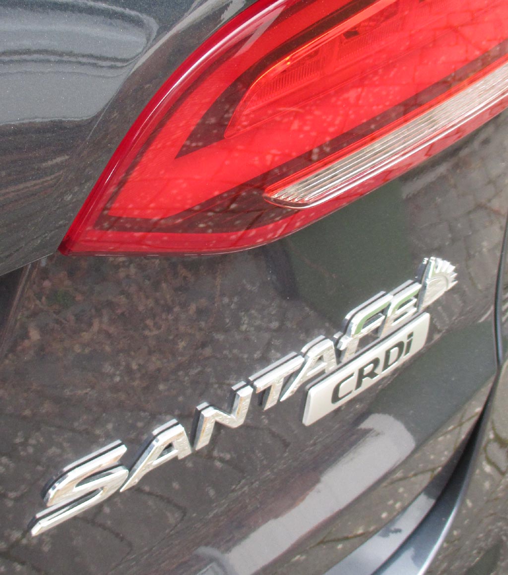 Hyundai Santa Fe: Moderne Leuchteinheit hinten mit Modellschriftzug.