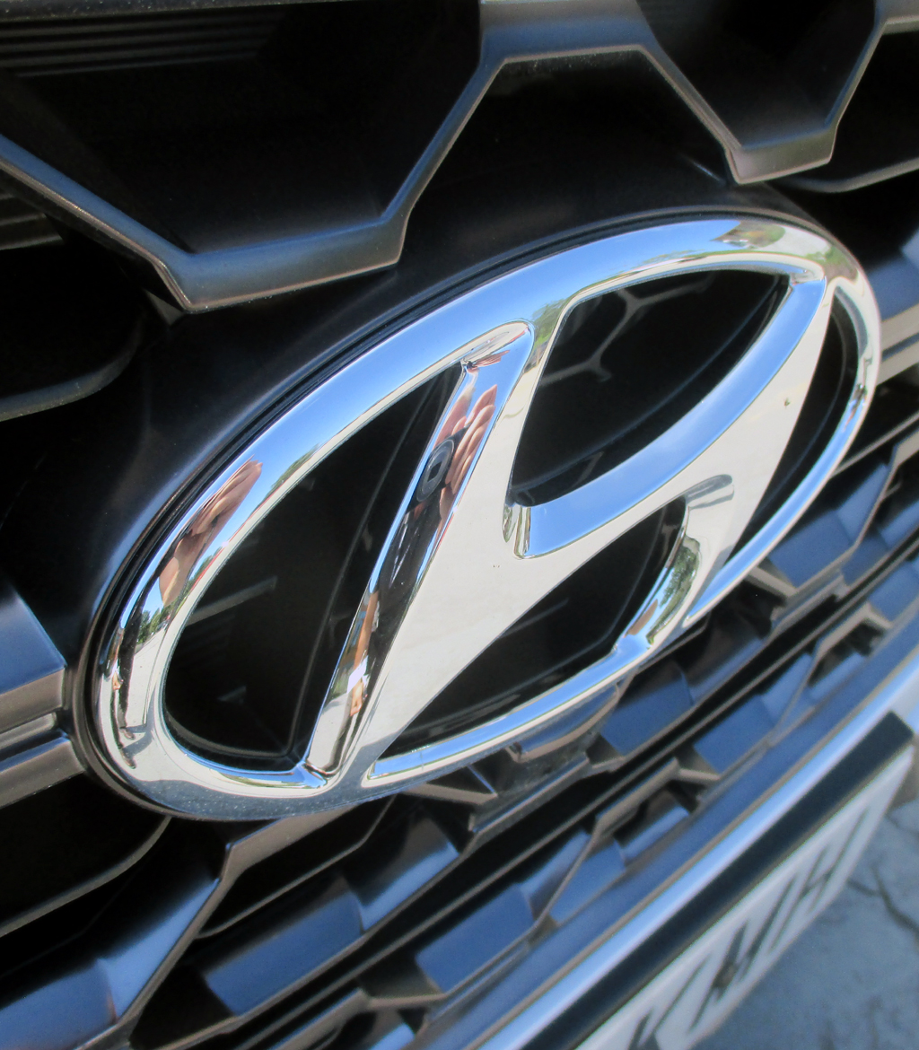 Hyundai Santa Fe: Vorn sitzt das Markenlogo im Kühlergrill.