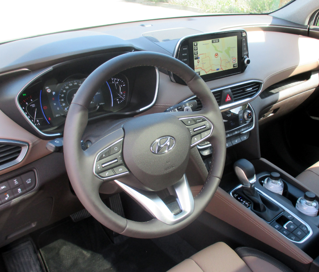 Hyundai Santa Fe: Im Cockpit geht es übersichtlich zu.