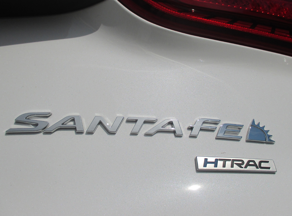 Hyundai Santa Fe: Modellschriftzug mit Allradhinweis am Heck.