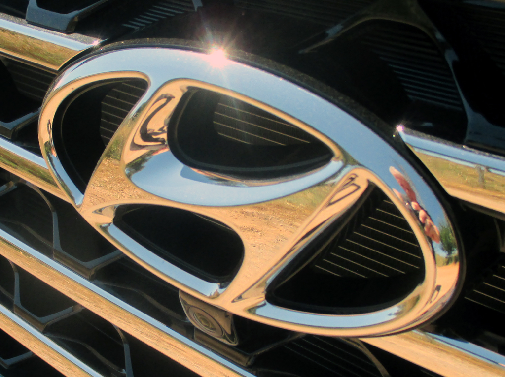 Hyundai Tucson: Das Markenlogo sitzt vorn im Kühlergrill.