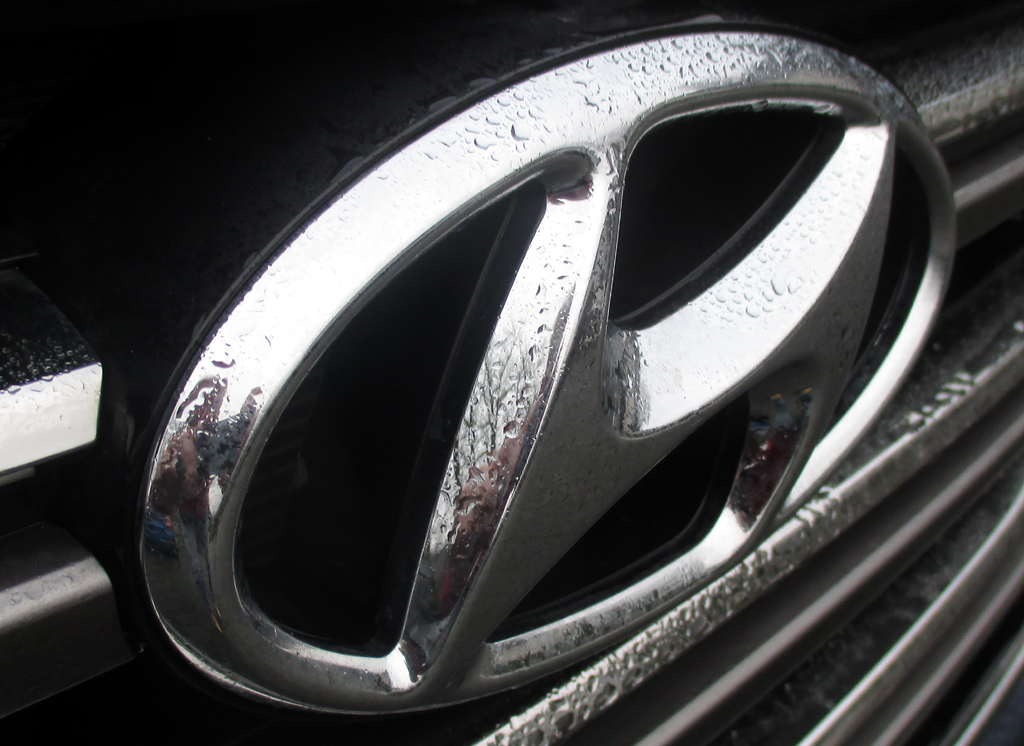 Hyundai Tucson: Das Markenlogo sitzt vorn im oberen Teil des Kühlergrills.