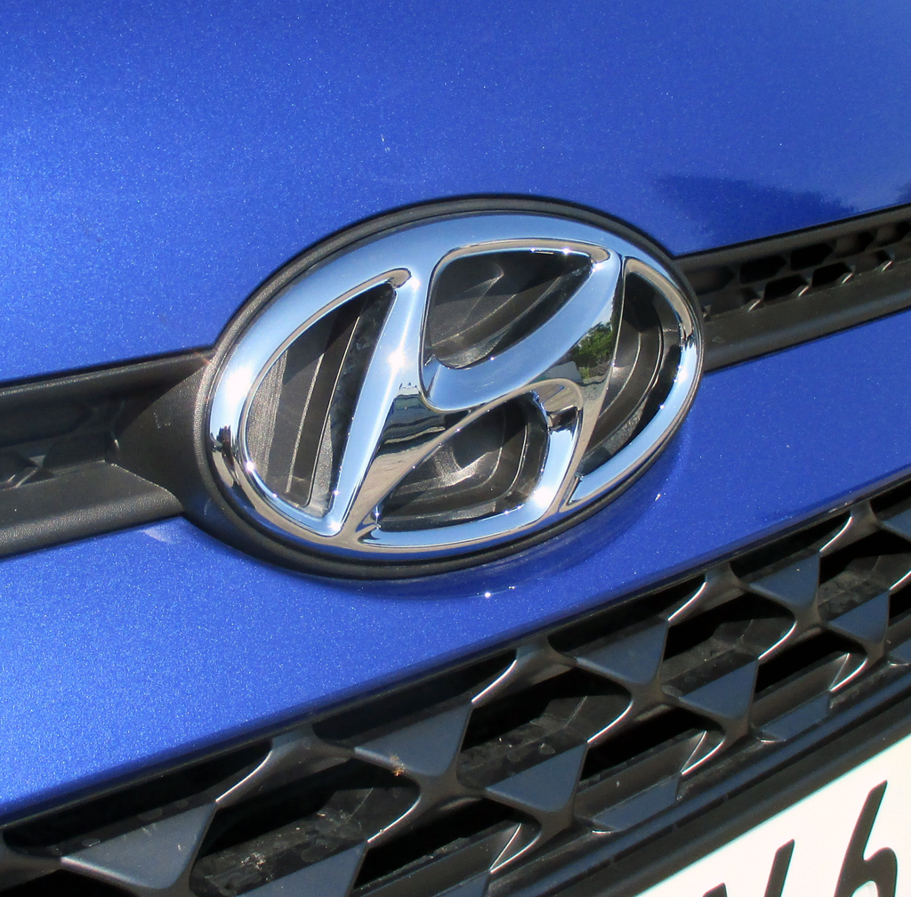 Hyundai i20: Blick auf das Markenlogo vorn.