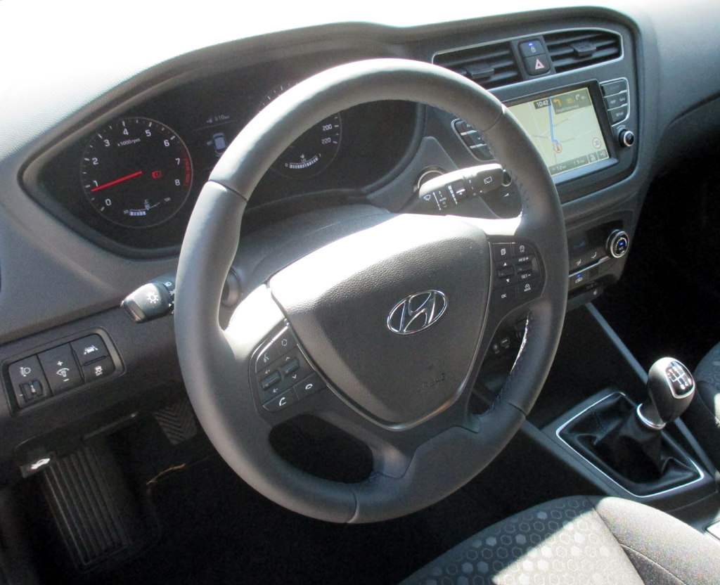 Hyundai i20: Im Cockpit geht es recht übersichtlich zu.