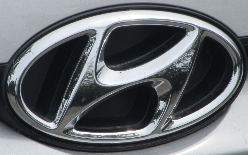 Hyundai i20 Active: Das Markenlogo ragt vorn in die Motorhaube hinein.