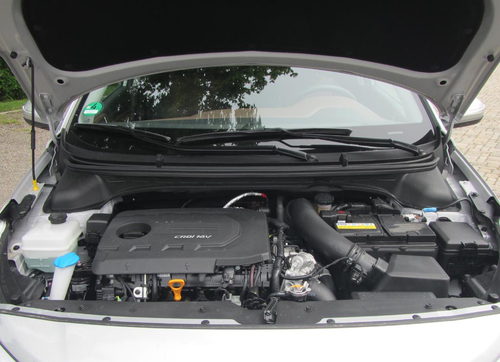 Hyundai i20 Active: Blick unter die Haube auf den 1,4-Liter-Selbstzünder.