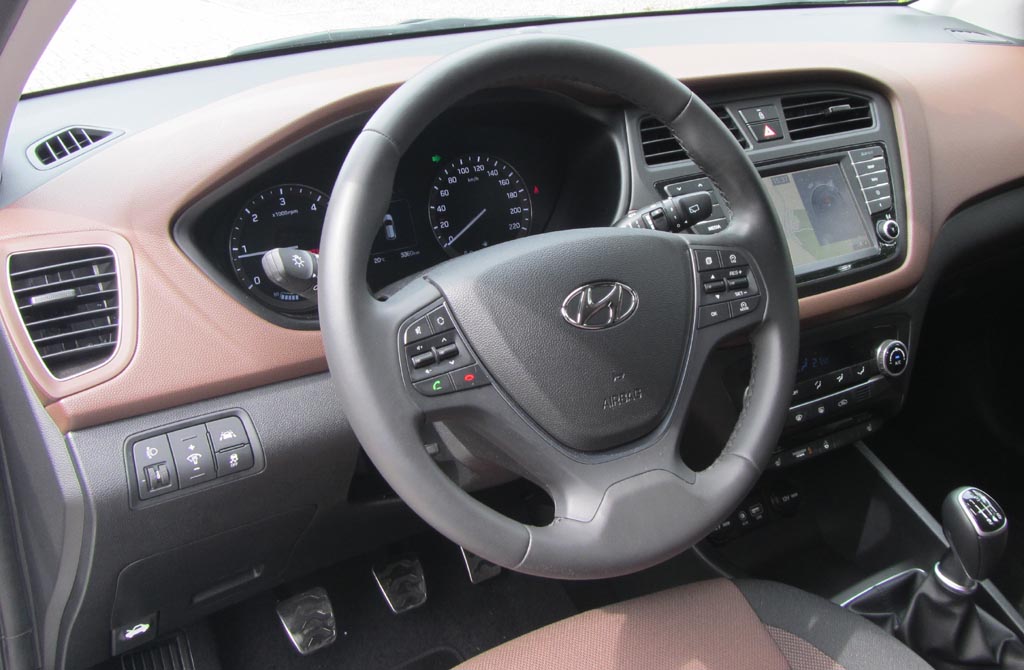 Hyundai i20 Active: Blick ins recht übersichtliche Cockpit.
