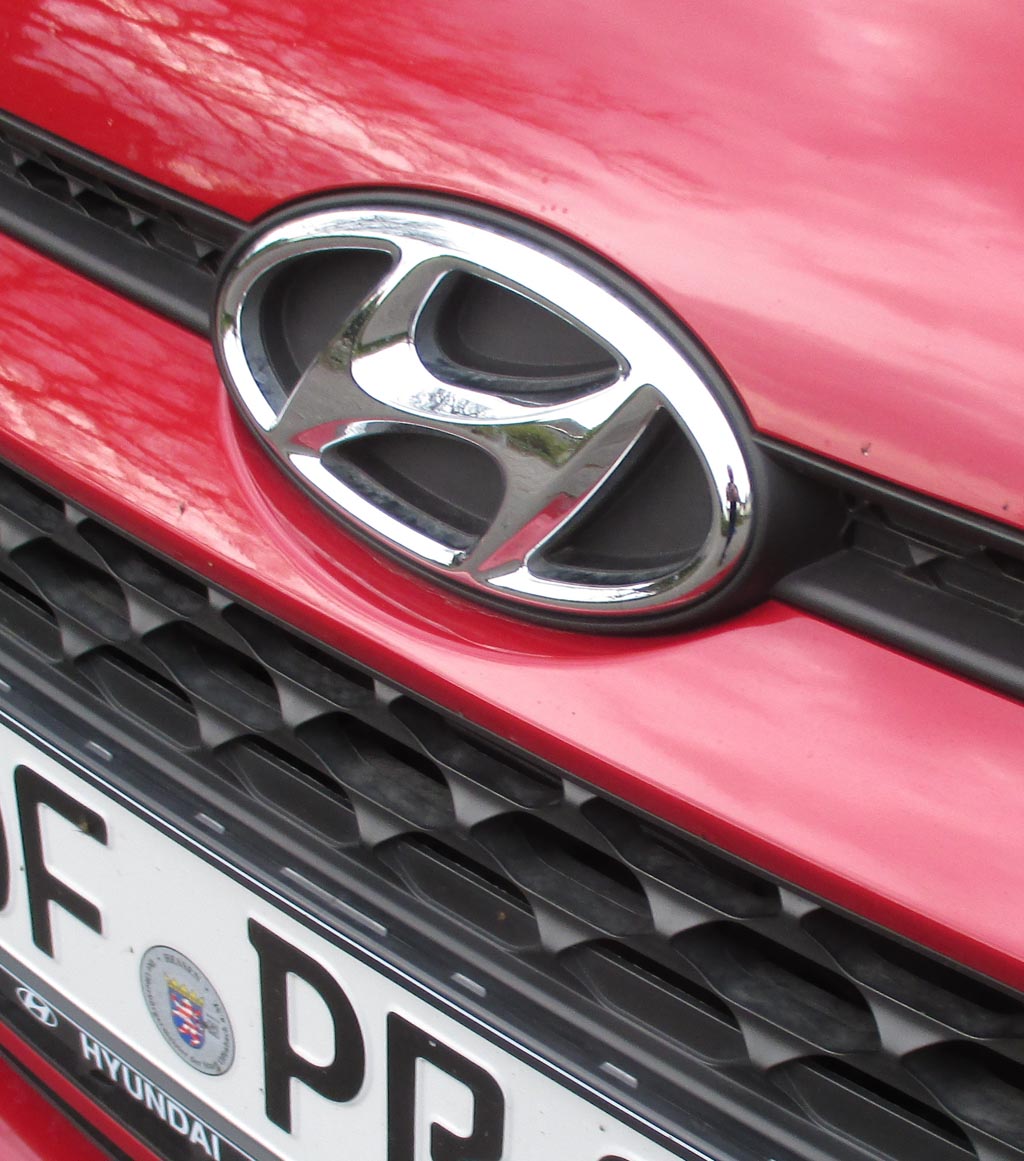 Hyundai i20: Blick auf das Markenlogo an der Frontpartie.