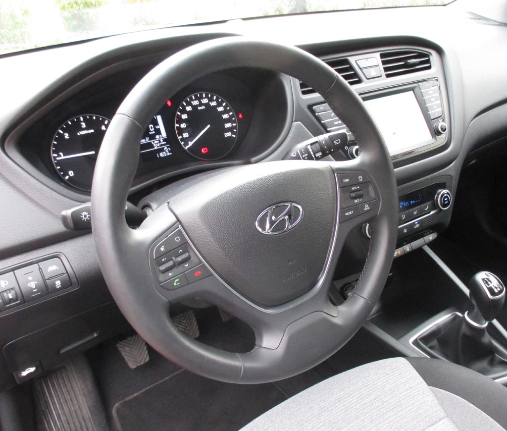Hyundai i20: Im Cockpit geht es übersichtlich zu.
