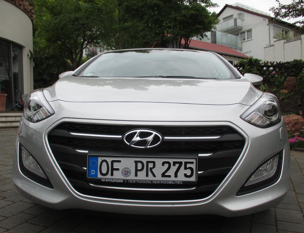 Hyundai i30: Das Markenlogo sitzt vorn oben im Kühlergrill.
