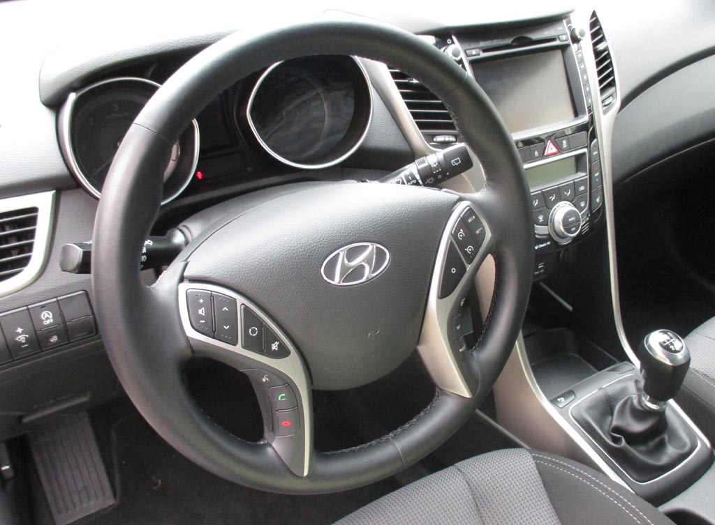Hyundai i30: Blick ins übersichtlich gestaltete Cockpit.