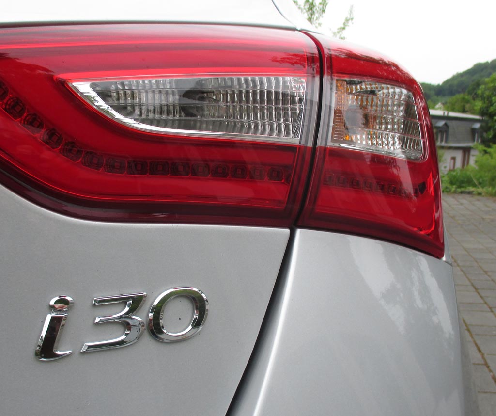 Hyundai i30: Moderne Leuchteinheit hinten mit Modellkennung.
