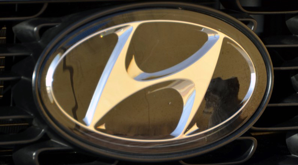 Hyundai i30 Fastback: Das Markenlogo sitzt vorn im Kühergrill über dem Kennzeichen.
