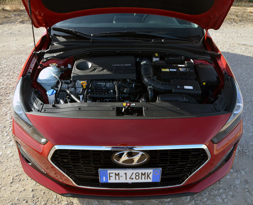 Hyundai i30 Fastback: Blick unter die Haube auf den stärkeren 1,4-Liter mit 149 PS.