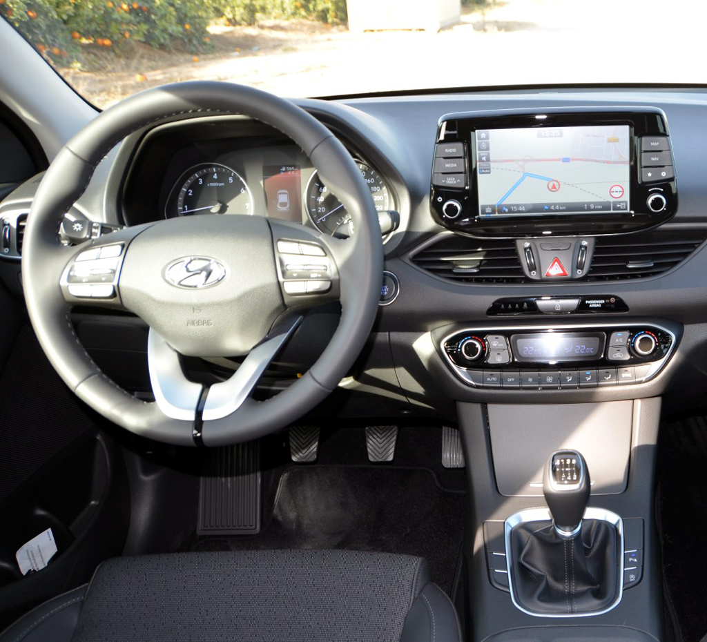 Hyundai i30 Fastback: Im Cockpit geht es ziemlich übersichtlich zu.