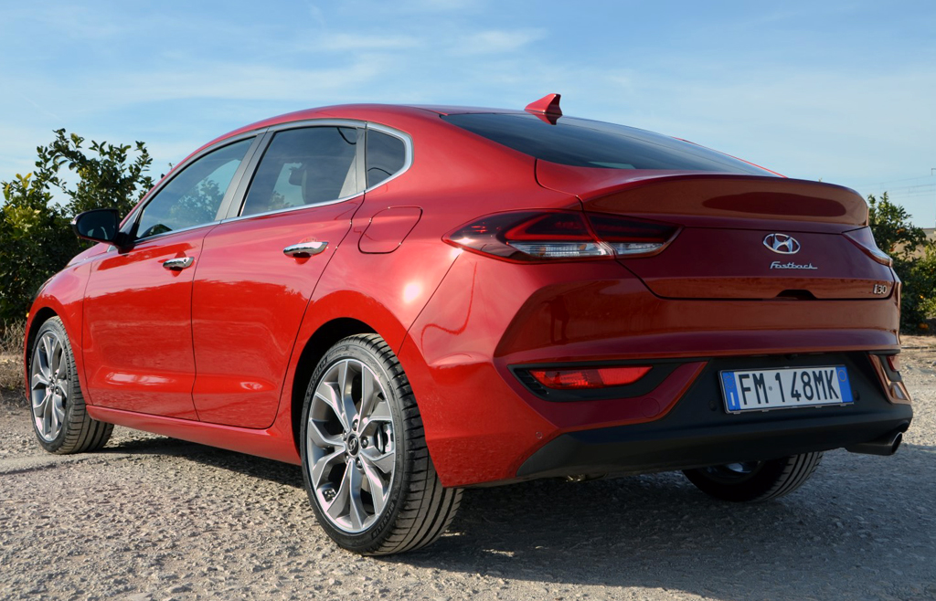 Hyundai i30 Fastback: Heck-/Seitenansicht.