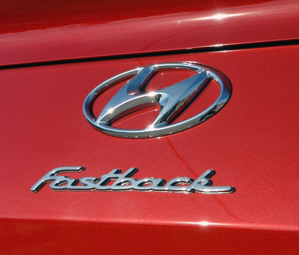 Hyundai i30 Fastback: Markenlogo und Modellschriftzug am Heck.