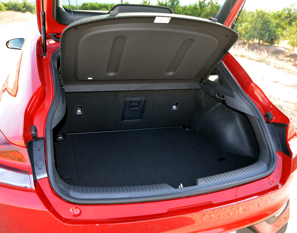 Hyundai i30 Fastback: Das Gepäckabteil fasst 450 bis 1351 Liter.