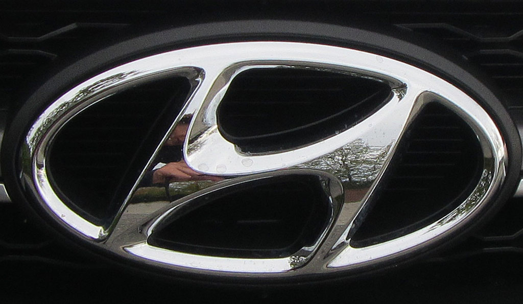 Hyundai i30 Kombi: Das Markenlogo sitzt vorn im oberen Kühlergrill-Teil.
