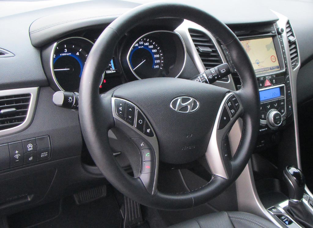 Hyundai i30 Kombi: Blick ins recht übersichtlich gestaltete Cockpit.