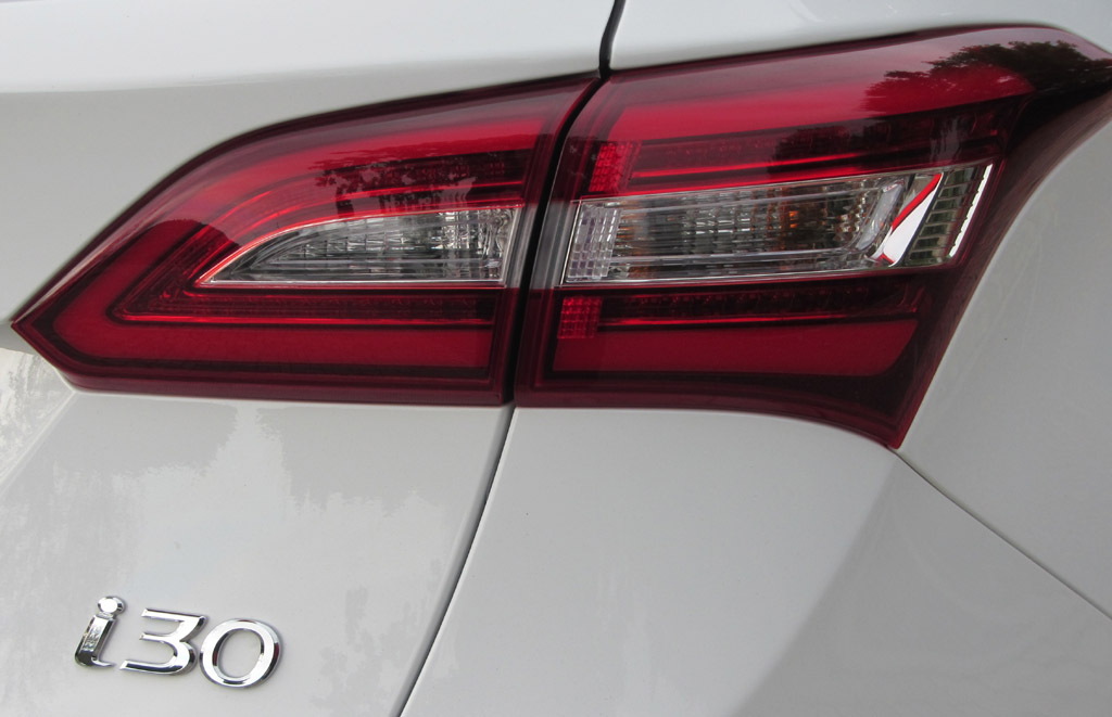 Hyundai i30 Kombi: Moderne Leuchteinheit hinten mit Modellkennung.
