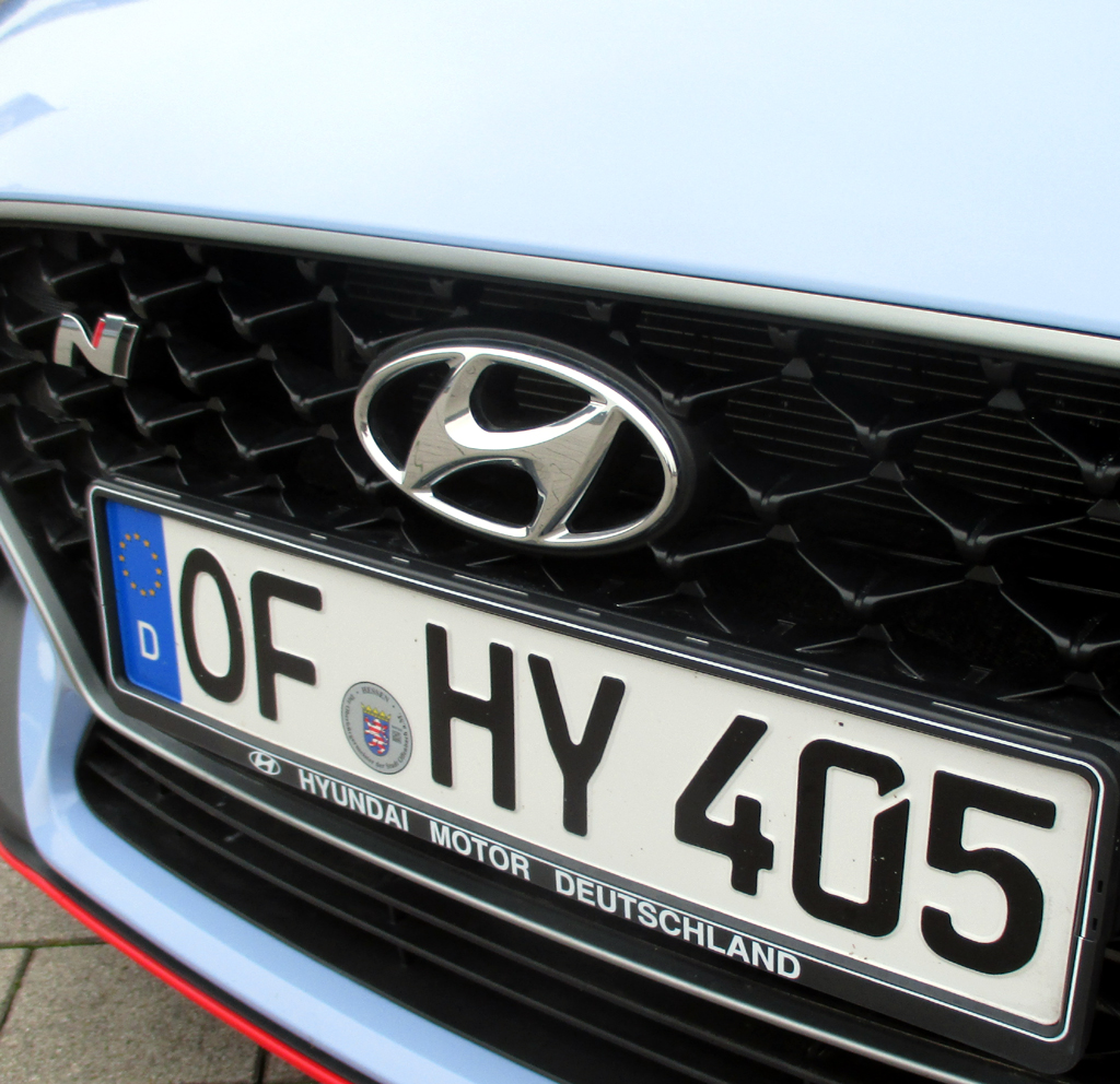 Hyundai i30N: Das Markenlogo sitzt vorn im Kühlergrill.