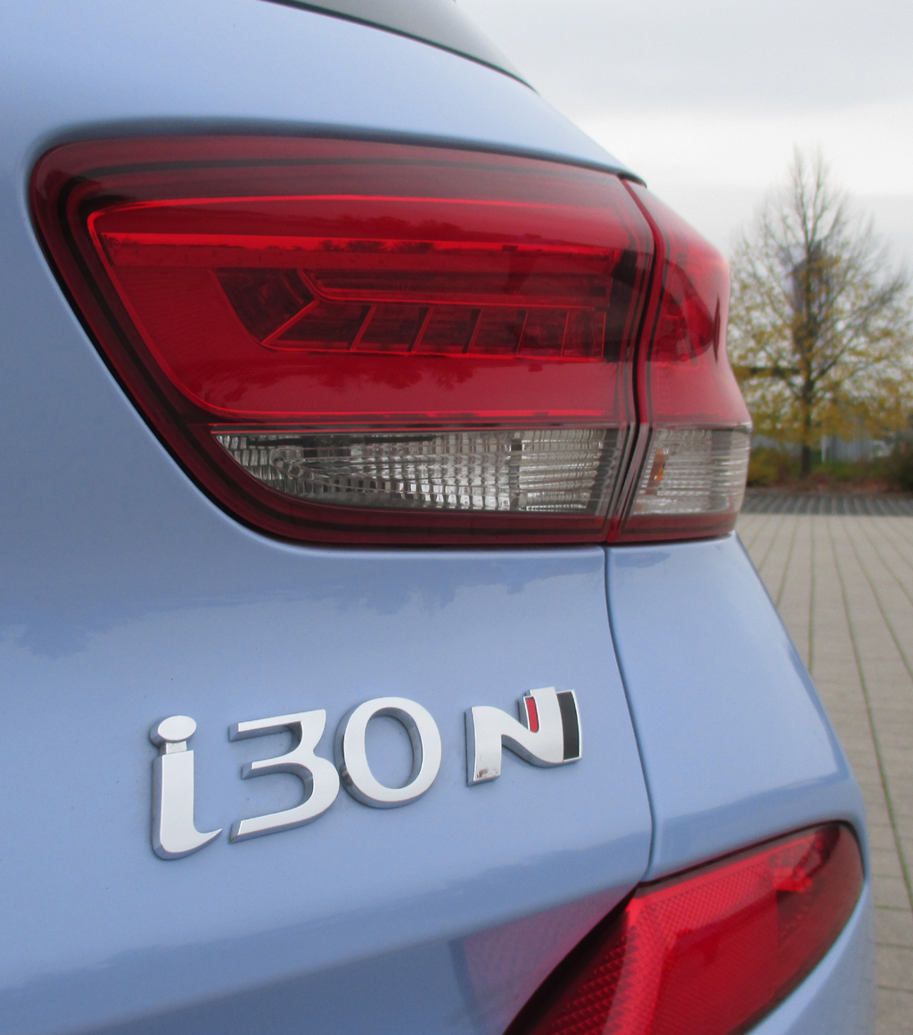 Hyundai i30N: Moderne Leuchteinheit hinten mit Modellkennung.