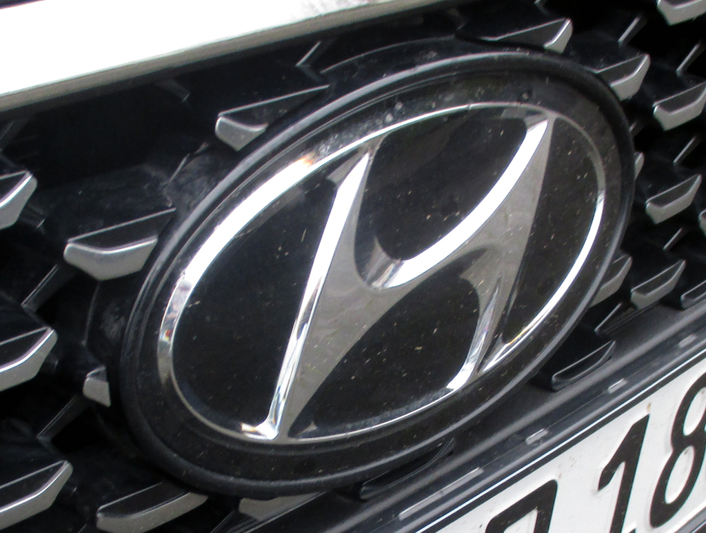 Hyundai i30: Das Markenlogo sitzt vorn im oberen Teil des Kühlergrills.