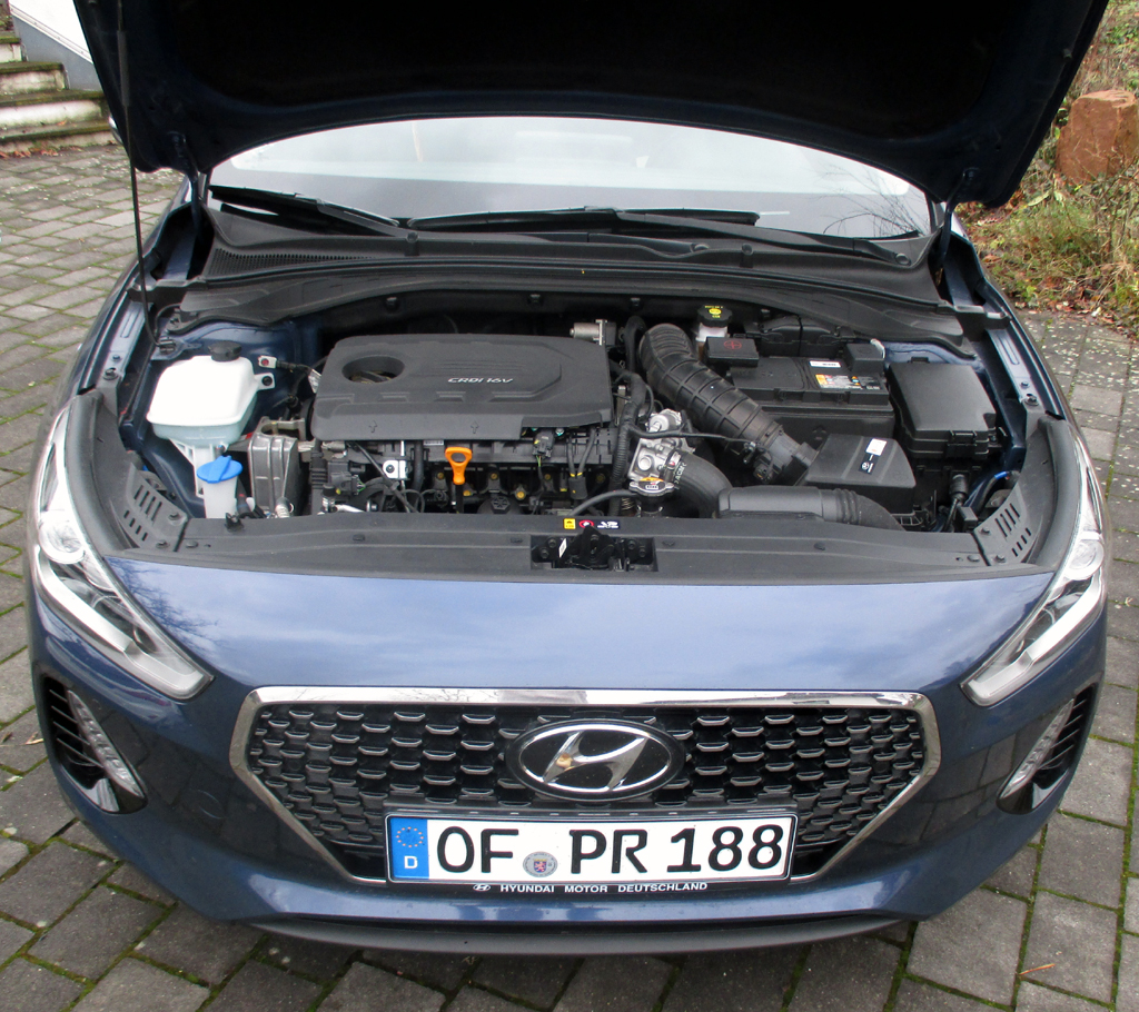 Hyundai i30: Blick unter die Haube auf den 1,6-Liter-Selbszünder.