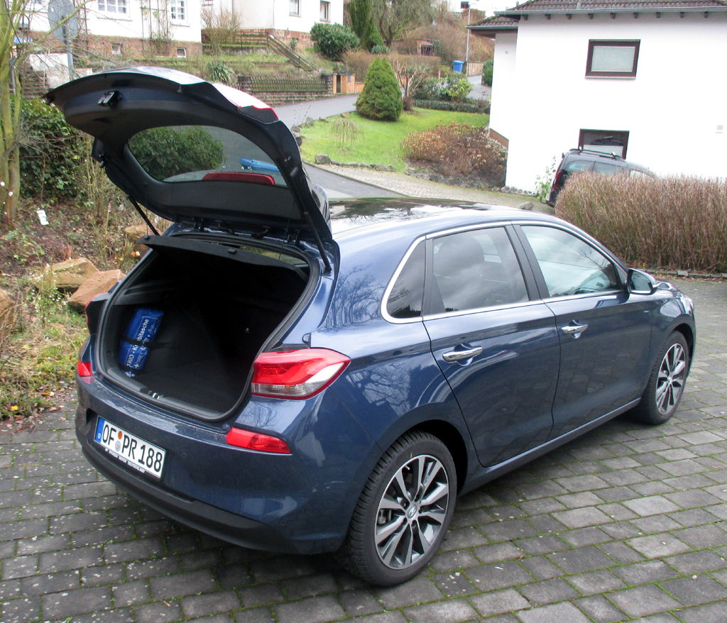 Hyundai i30: Das Gepäckabteil fasst 395 bis 1301 Liter.