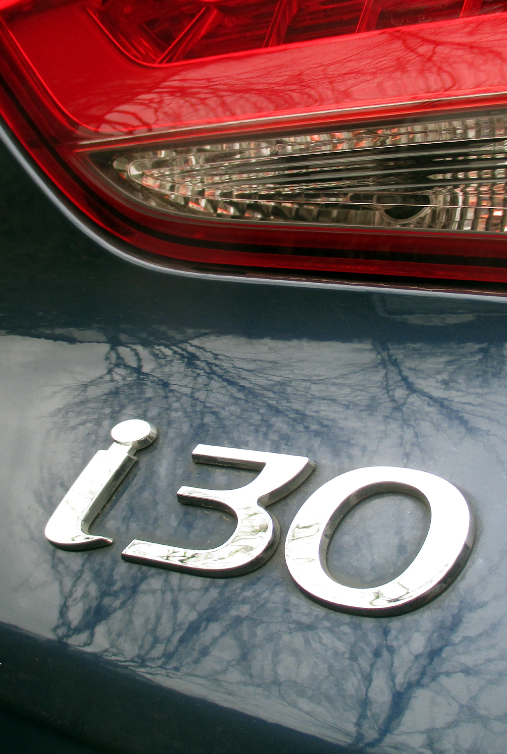 Hyundai i30: Moderne Leuchteinheit hinten mit Modellkennung.