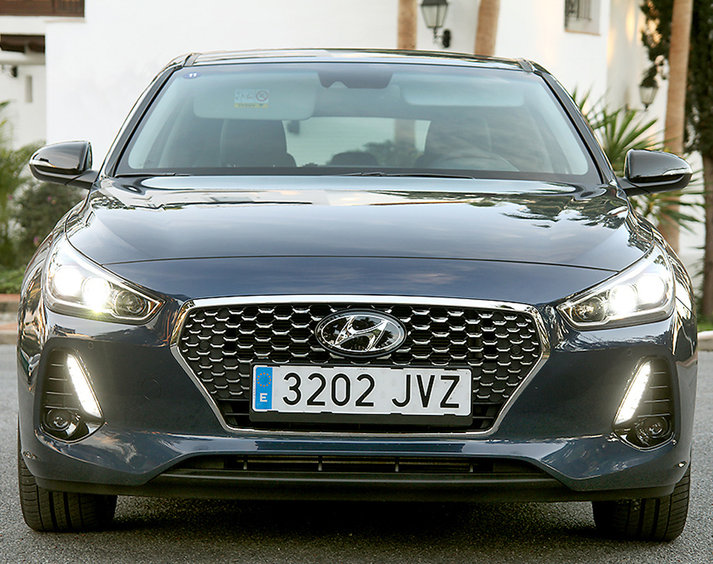 Hyundai i30: Blick auf die Frontpartie mit dem Markenlogo im Kühlergrill.