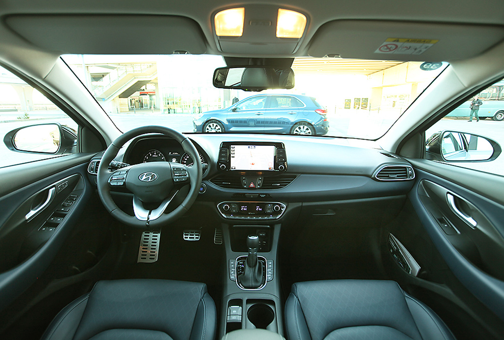 Hyundai i30: Blick ins übersichtlich gestaltete Cockpit.