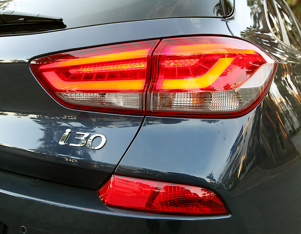 Hyundai i30: Moderne Leuchteinheit hinten mit Modellkennung.