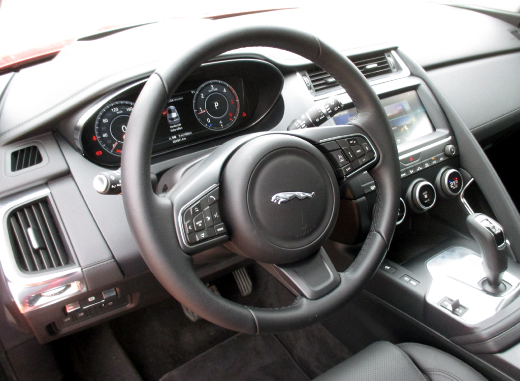 Jaguar E-Pace: Im Cockpit geht es recht übersichtlich zu.