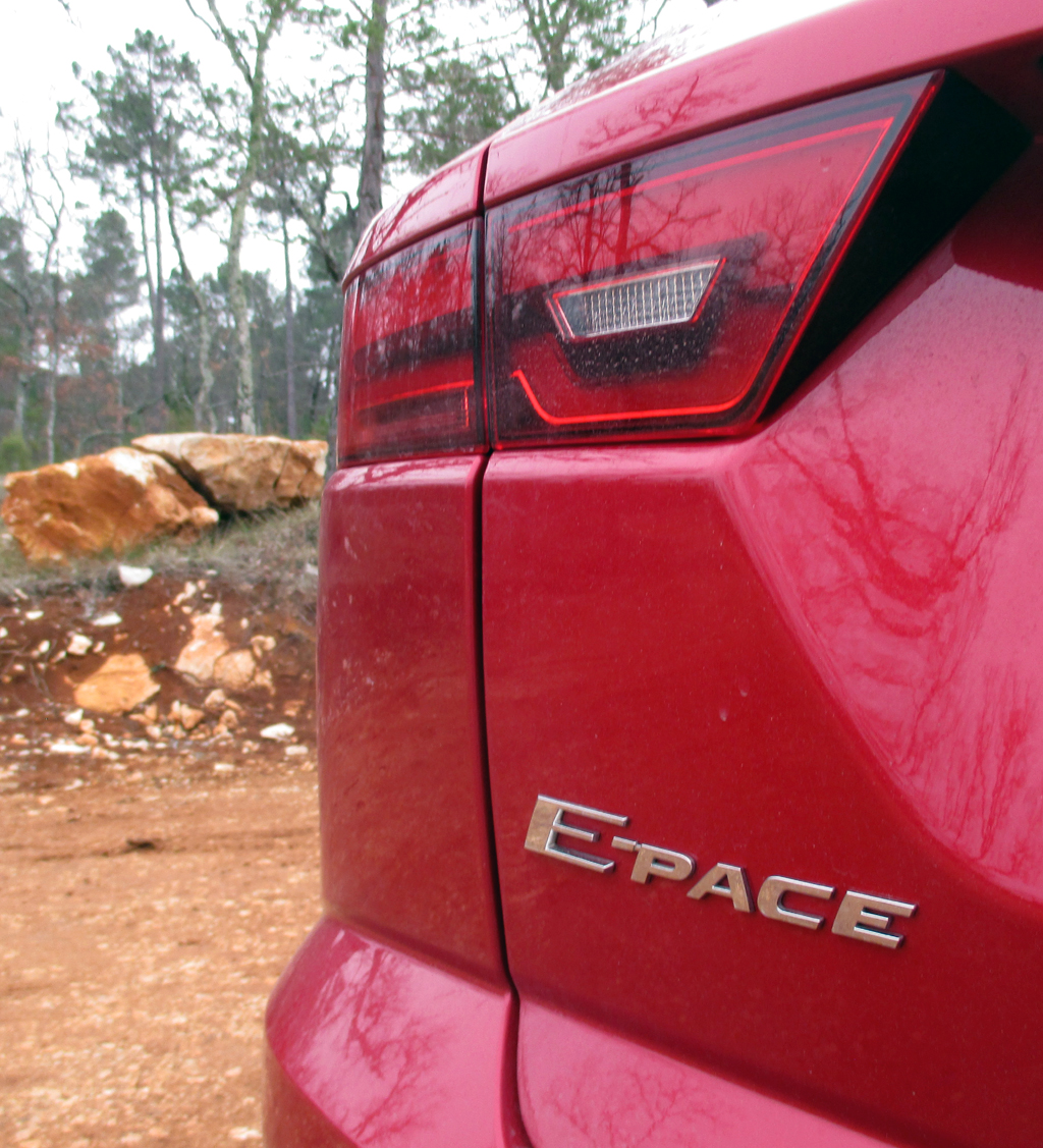 Jaguar E-Pace: Moderne Leuchteinheit hinten mit Modellschriftzug.