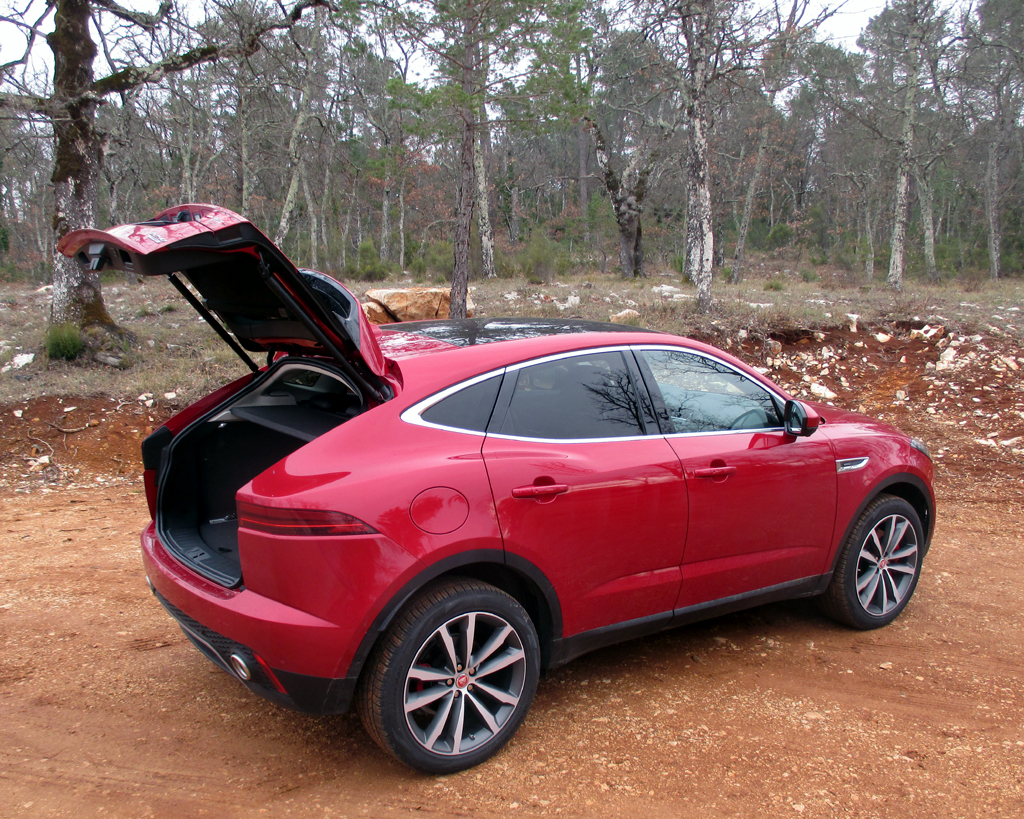Jaguar E-Pace: Das Gepäckabteil fasst 577 bis 1234 Liter.