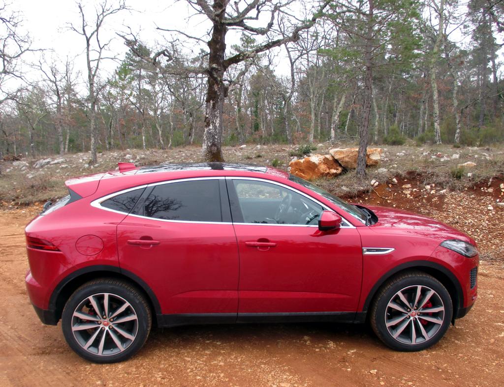 Jaguar E-Pace: Und so sieht der fünftürige Fünfsitzer von der Seite aus.