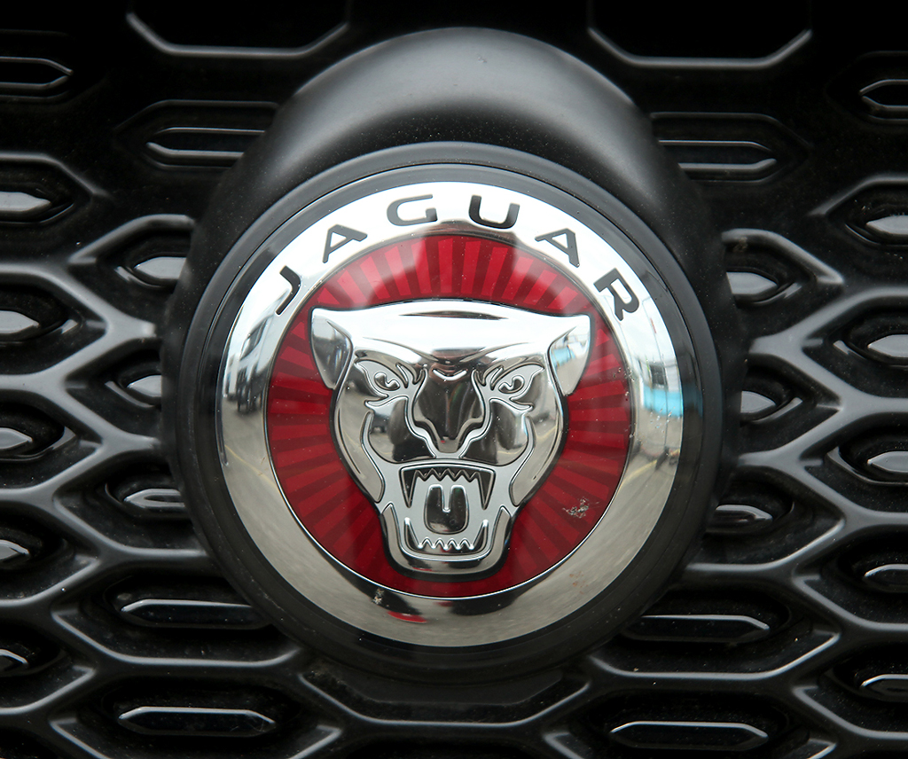 Jaguar I-Pace: Das Raubkatzen-Markenlogo sitzt wie gewohnt vorn im Kühlergrill.