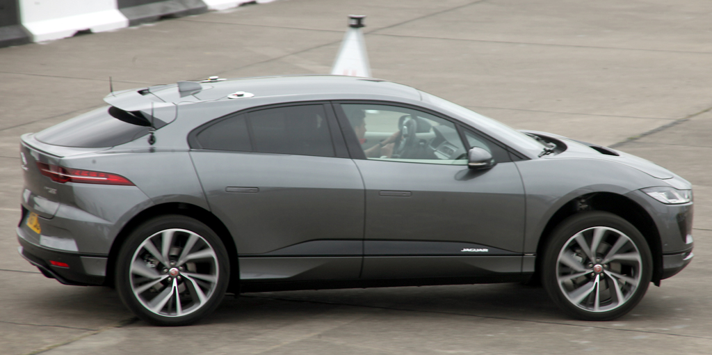 Jaguar I-Pace: Und so sieht der vergleichsweise flache SUV-Stromer von der Seite aus,