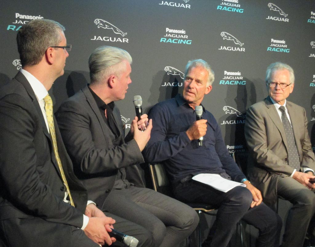 Im I-Pace-Talk: (von links) Jaguar-Land-Rover-Deutschland-Chef Modelhart, Designer Wayne Burgess, Moderator Danner und Projektleiter Ziebart.