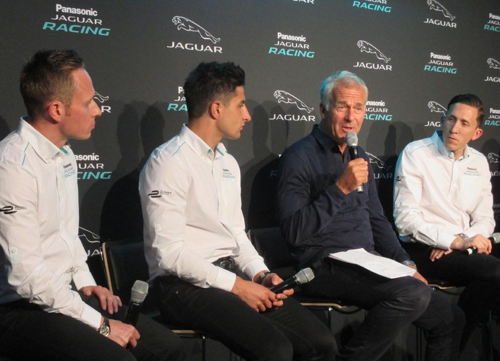 Im Racing-Talk: (von links) Jaguar-Formel-E-Rennfahrer Caroll und Evans mit Moderator Danner und Teamchef James Barclay.