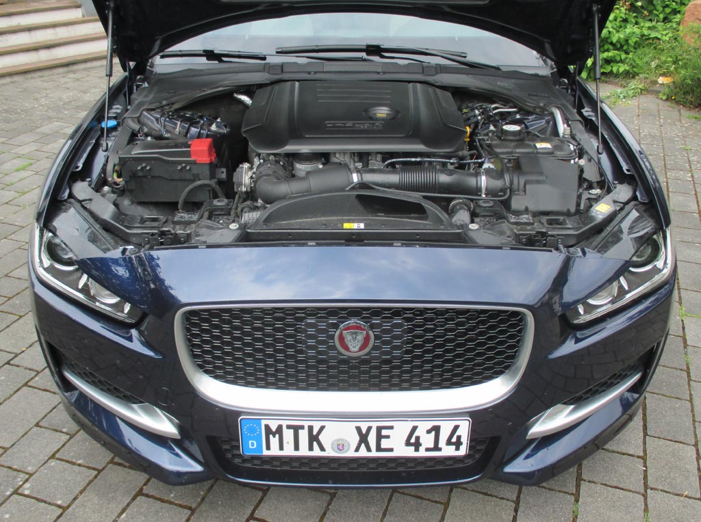 Jaguar XE: Blick unter die Haube auf den 2,0-Liter-Selbstzünder.
