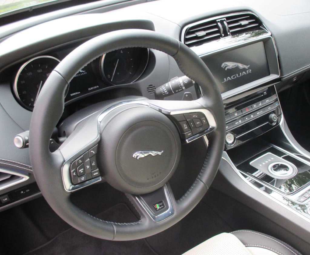 Jaguar XE: Blick ins recht übersichtlich gestaltete Cockpit.