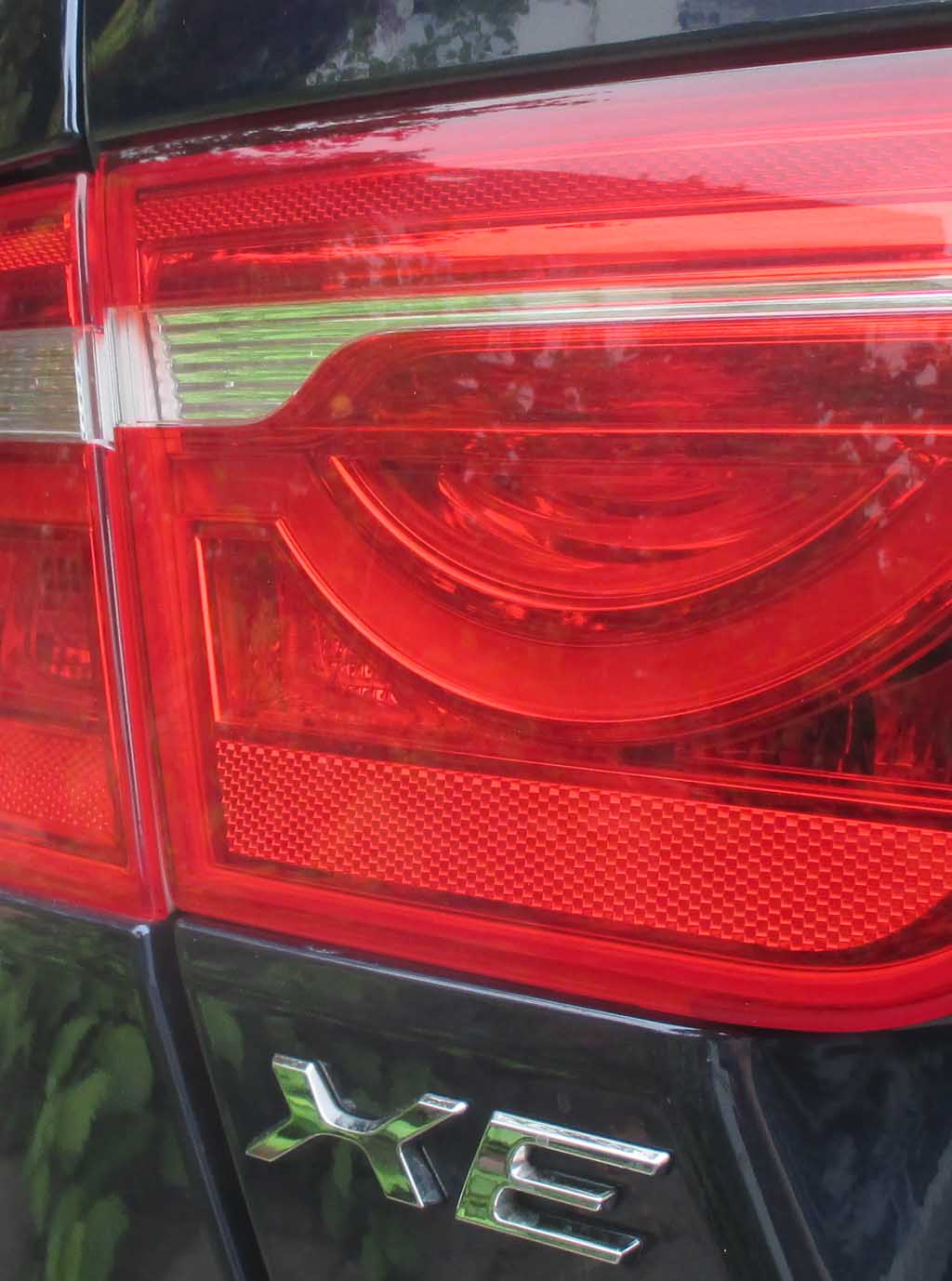 Jaguar XE: Moderne Leuchteinheit hinten mit Modellkennung.