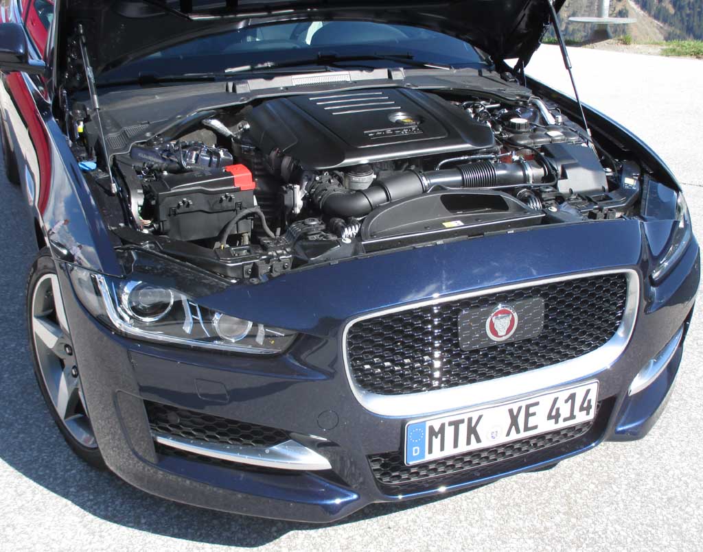 Jaguar XE: Blick unter die Haube auf den 180-PS-Turboselbstzünder.
