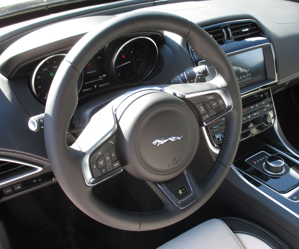 Jaguar XE: Blick ins Cockpit.