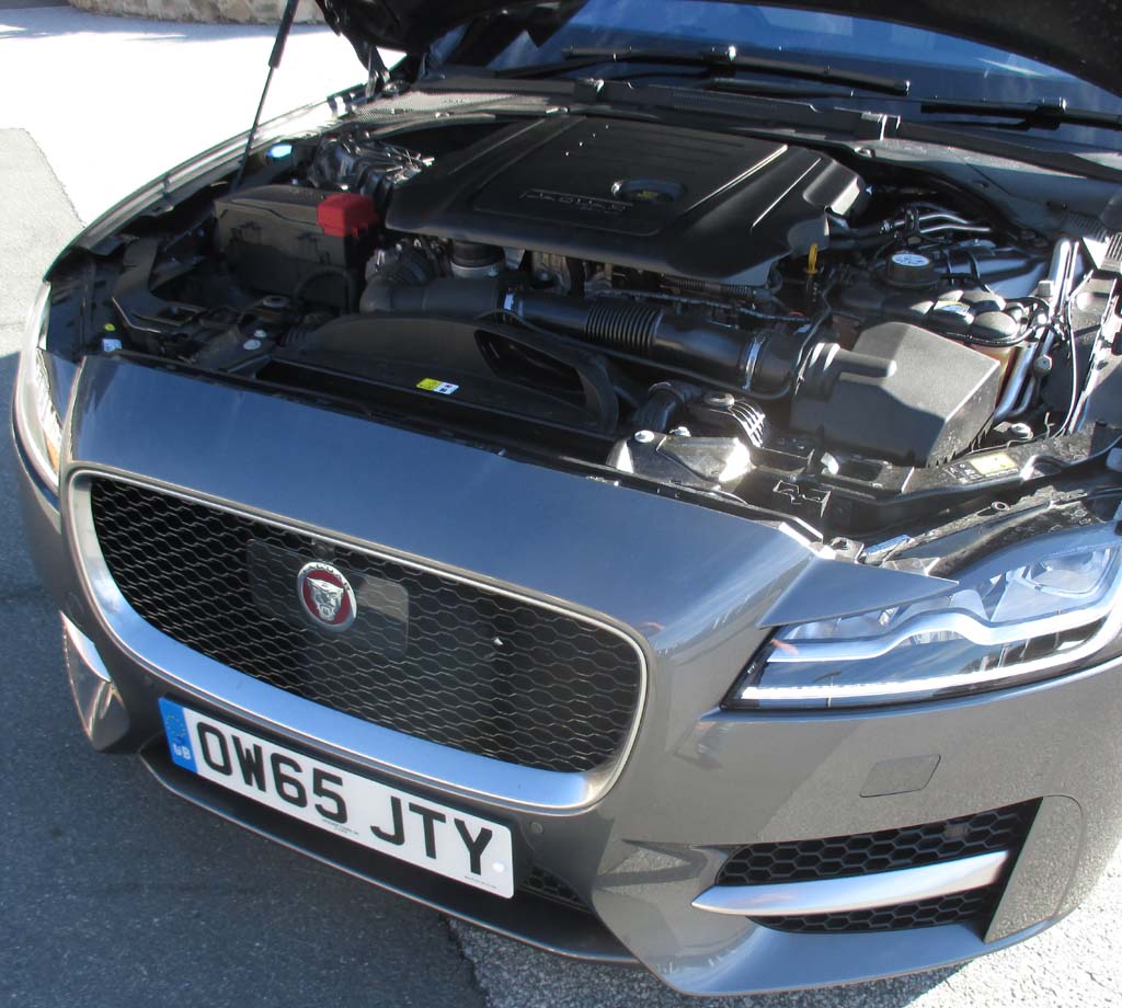 Jaguar XF: Blick unter die Haube auf den 180-PS-Turboselbstzünder.